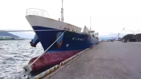 【速報】小型イカ釣り漁船と貨物船が衝突…漁船は船首が損傷し2人が病院に搬送＜北海道函館市・函館港＞