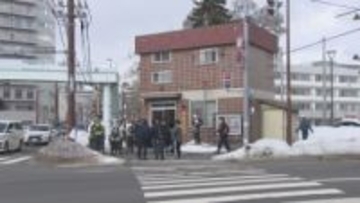 【速報】交番に火をつけた？札幌中心部の交番で炭のような物が燃える_目撃した人は「炭が３つ並んで置いてあって”たき火”のように燃えていた  雪で消火した」近くでは男性が警察に確保される＜北海道札幌市＞