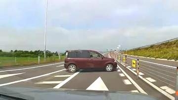 【あわや衝突】高速道路をふさぐ危険な高齢ドライバーの車…行先を間違ったのか合流車線付近で"ウロウロ"…最後は進入口を逆走して走り去る＜北海道釧路市＞