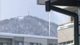 「【大雪から一転】北海道に春の陽気…札幌は5℃まで上昇し“3月中旬並み”の暖かさに―道路ザクザク・屋根からは雪庇も「雪がしまっているので固くて重い」スケート場は臨時休業に」の画像1