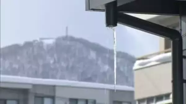 【大雪から一転】北海道に春の陽気…札幌は5℃まで上昇し“3月中旬並み”の暖かさに―道路ザクザク・屋根からは雪庇も「雪がしまっているので固くて重い」スケート場は臨時休業に