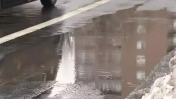 雪はザクザク、交差点には大きな水たまりが…クリスマスなのに季節外れの雨＿予想最高気温も11月中・下旬並み→雪解け進み路面状況の変化や落雪に注意〈北海道〉