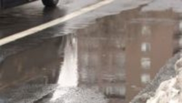 雪はザクザク、交差点には大きな水たまりが…クリスマスなのに季節外れの雨＿予想最高気温も11月中・下旬並み→雪解け進み路面状況の変化や落雪に注意〈北海道〉