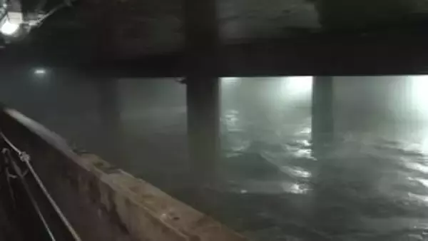 【地下に広がる異空間】JR札幌駅目の前のバスターミナル 夜が更けると様相が一変…雪を満載したダンプカーが続々と 地下には水温40℃の巨大融雪槽が…1日290台分の雪を処理 なぜ中心部に？