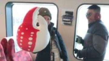 【“カニの爪”が大人気！？】流氷シーズンでにぎわう『ガリンコ号』で「くじ」が爆売れ！1回1500円で景品はすべて“カニの爪のぬいぐるみ”…SNSの反響大きく紋別の新名物に〈北海道〉