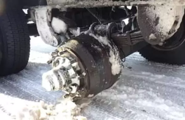 【また左側】走行中のトレーラーからタイヤ2本が脱落＿道路脇の誘導灯と店の壁に激突＿11月20日に冬タイヤに交換したばかり＿ナットのゆるみが原因か＜北海道長万部町＞