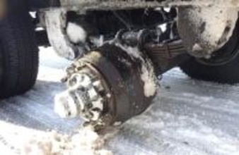 【また左側】走行中のトレーラーからタイヤ2本が脱落＿道路脇の誘導灯と店の壁に激突＿11月20日に冬タイヤに交換したばかり＿ナットのゆるみが原因か＜北海道長万部町＞