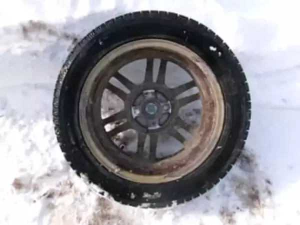 「ガタガタと音がした」業者に頼んで2025年11月ごろにタイヤ交換車の左前輪から“タイヤ脱落”約100メートル転がったあとに雪山に衝突…巻き込まれた人はなし〈北海道札幌市〉