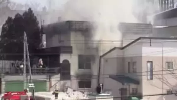 「家の1階から煙が出ている」あたりには焦げ臭い匂いが立ち込める…3階建て住宅の内部が焼ける火事_火は約5時間後に鎮火〈北海道札幌市〉