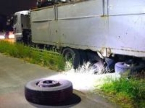 大型貨物自動車の"左後輪タイヤ"2本とも脱落―タイヤは道路を300メートル転がり続け駐車中の車に衝突して止まる―巻き込まれやケガ人なし―10月下旬に業者にタイヤ交換をお願いしたばかり〈北海道北広島市〉