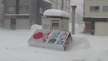 【特急電車なみの暴風】北海道の日本海側で猛吹雪に 最大瞬間風速32ｍを観測 220の学校が休校に 一方札幌では4cmの積雪 雪まつりを楽しむ人も安堵 北海道
