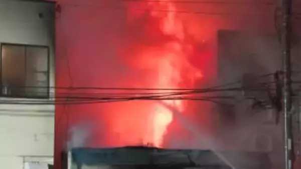 【延焼中】"昭和レトロ商店街"から噴き出す真っ赤な炎＿出火から5時間半…少なくとも4棟がほぼ全焼し、現在も消火活動中＿密接する古い建物に次々延焼か（北海道江別市大麻銀座商店街）