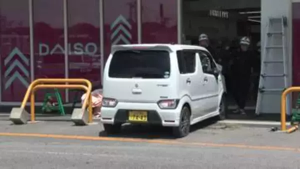 100円ショップに軽自動車が突っ込み客ら6人負傷―運転していた74歳女を逮捕―暴走直前に駐車場で別の接触事故を起こしていたことが判明〈北海道網走市〉