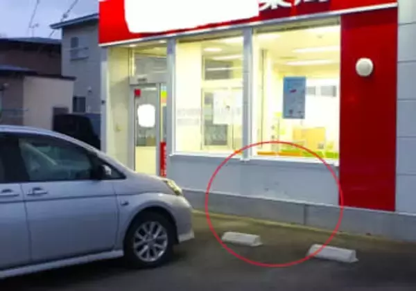 「店舗に車が突っ込んできた」薬局駐車場で80代男性の車が外壁に衝突…アクセルとブレーキを踏み間違えたか…まき込まれた人やケガ人なし〈北海道新ひだか町〉