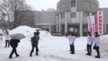 【公立高入試】雪舞う中で約2万2000人受験～倍率は全日制0.91倍－合格発表は17日…JR札幌駅電光掲示板で“受験生にエール”ダルマと絵馬で合格祈願〈北海道〉