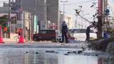 「路上にあふれ出る水…水道管が破裂「水柱が上がっている！」通行人が通報_消火栓に繋がる水道管が破損_付近の住宅では水道水が濁るなどの影響で緊急断水し、夜間に復旧〈北海道 函館市〉」の画像1