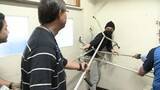 「小学校に刃物をもった不審者が『子どもを守る！』対応訓練…不審な男が校内徘徊の想定～教師たちが“さすまた”で取り押さえ→児童の避難の流れ確認〈警察官が児童たちに身を守る方法の呼びかけ〉北海道江別市」の画像1