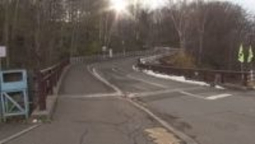 【ヒグマ速報】「ぞっとします」「怖い」車を運転していたら“橋を渡るクマ”目撃…小学校付近では足跡も見つかり『臨時休校』に〈北海道札幌市南区藤野〉