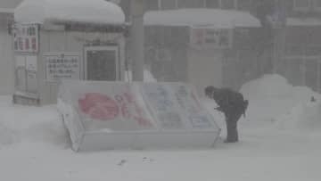 【JR200本以上が運休・207校が臨時休校】日本海側北部中心で“見通しきかない”猛吹雪＿利尻空港・えりも岬で最大瞬間風速30m超―留萌市ではスーパーの看板が落下…2月7日明け方にかけて警戒〈北海道〉