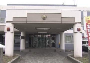 助手席から運転中の夫の腕引っかく「DV負傷」も…逮捕された55歳妻「私そんなんしないよ」と”容疑否認”当時女は酒に酔った状態→帰宅途中の車内の状況を捜査〈北海道苫小牧市〉