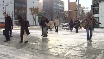 “まるでアイスリンク”ツルツル路面でスリップ事故相次ぐ「足に力入れて歩いてきた」通勤通学も恐る恐る…前日に踏み固められた雪が氷点下の冷え込みで凍結〈北海道札幌市〉