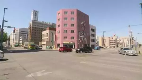 パトカー追跡中のバイクが軽乗用車に突っ込む―運転していた18歳男性は頭強打し搬送 …ナンバープレート隠してバイク走行→職務質問から逃走→事故に＜北海道旭川市＞