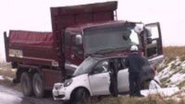 【凍結路面でスリップか】北海道内で交通事故相次ぐ…札幌市で乗用車とダンプカー衝突→乗用車が“大破”し60代男性が意識不明の重体