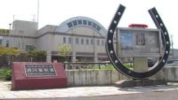 両腕つかみ"揺さぶる引きずる"夫婦ゲンカの末に…妻は全治3週間の軽傷「興奮してやりすぎた」おおむね容疑認めるも→暴れた妻抑えようとしたとの趣旨の供述～事件前に口論〈北海道浦河町〉