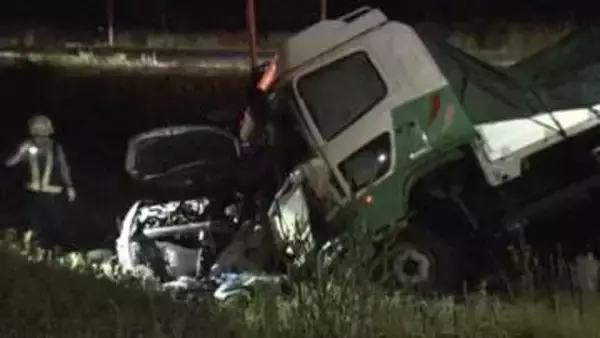 交差点で乗用車とトラックが衝突―52歳女性が死亡…同乗していた女性の息子とみられる10代の男性・トラック運転手の男性は軽傷〈北海道江別市〉