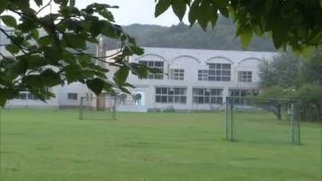 【ヒグマ速報】夏休み中で児童に被害なし＿小学校の敷地内でクマの爪痕とふん発見＿グラウンドを一部閉鎖＿2学期に向けて警戒続く＜北海道函館市＞