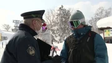 「バックカントリーは滑らないで」急増する遭難事故を受けて警察が外国人スキーヤーらに注意喚起＿英語で呼びかけも〈北海道札幌市〉