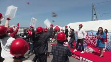 【カニが宙を舞う！】網走で恒例「春カニ合戦」開催＿ステージ上からまかれるカニを計400人が争奪…会場では毛ガニの限定販売も実施〈北海道網走市〉