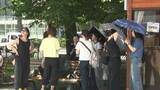 「北海道で今季初の猛暑日 スーパーで涼む人は「家に帰ったら地獄」…日本茶専門店では熱いお茶より抹茶のソフトクリームが人気 普段の倍200人以上が殺到…旭山動物園は人も動物もぐったり」の画像1