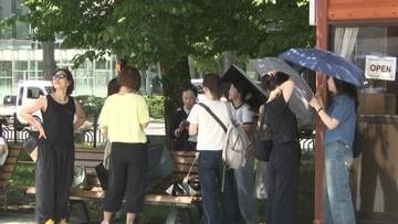 北海道で今季初の猛暑日 スーパーで涼む人は「家に帰ったら地獄」…日本茶専門店では熱いお茶より抹茶のソフトクリームが人気 普段の倍200人以上が殺到…旭山動物園は人も動物もぐったり
