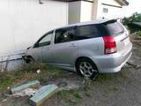 「駐車しようとしていたら…車が住宅に突っ込む「アクセルとブレーキ踏み間違えた」住宅の”外壁破壊”車は自走不能に→警察は高齢ドライバーに慎重な運転呼びかけ〈北海道室蘭市〉」の画像1