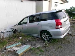 駐車しようとしていたら…車が住宅に突っ込む「アクセルとブレーキ踏み間違えた」住宅の”外壁破壊”車は自走不能に→警察は高齢ドライバーに慎重な運転呼びかけ〈北海道室蘭市〉