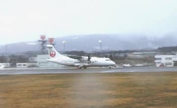 【映像】片側エンジンが停止したまま函館空港に"緊急着陸"する機体―札幌丘珠発秋田行きの北海道エアシステムJAL2823便JALが離陸後にエンジントラブル…乗客乗員26人にケガなし＜北海道＞
