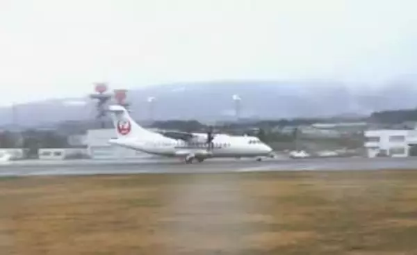 【映像】片側エンジンが停止したまま函館空港に"緊急着陸"する機体―札幌丘珠発秋田行きの北海道エアシステムJAL2823便JALが離陸後にエンジントラブル…乗客乗員26人にケガなし＜北海道＞