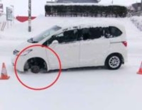 「カタカタと異音がした」走行中の乗用車の左前輪からタイヤ脱落＿運転手は気付かず100メートルほど走行＿接触事故やケガ人なし＿11月ごろ業者で冬タイヤ交換＜北海道北広島市＞