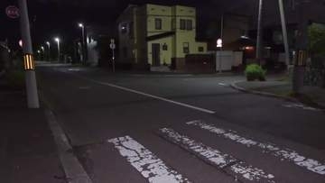 横断中？乗用車にはねられる…高齢男性が意識不明の重体_丁字路交差点で乗用車が右折_理学療法士の女を過失運転致傷の現行犯で逮捕_警察が事故の状況を調べる〈札幌〉