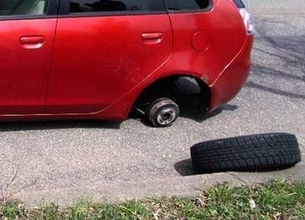 【1本だけ冬タイヤ】タイヤ交換中に"用事"ができたため、そのまま運転→走行中に交換していなかった冬タイヤが外れる…巻き込まれた人なし〈北海道赤平市〉