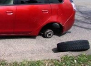 【1本だけ冬タイヤ】タイヤ交換中に"用事"ができたため、そのまま運転→走行中に交換していなかった冬タイヤが外れる…巻き込まれた人なし〈北海道赤平市〉