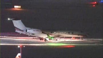 【速報】新千歳空港でプライベートジェット機がオーバーラン＿滑走路を逸脱し雪の中で停止＿滑走路が閉鎖＿乗員乗客9人にケガはない模様＜北海道・新千歳空港＞