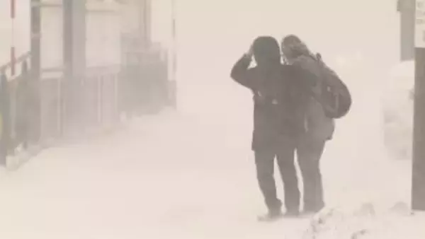 【臨時休校370校・JR213本運休・飛行機欠航48本】「台風並み」の暴風で道内大荒れ…市電には”長蛇の列”猛吹雪はピーク過ぎるも札幌圏は大雪警報で警戒続く〈北海道〉