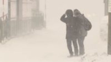 【臨時休校370校・JR213本運休・飛行機欠航48本】「台風並み」の暴風で道内大荒れ…市電には”長蛇の列”猛吹雪はピーク過ぎるも札幌圏は大雪警報で警戒続く〈北海道〉