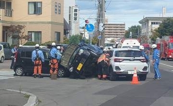 【速報】車3台が絡む事故…うち1台が横倒しとなり車内に2人閉じ込め＜北海道函館市＞