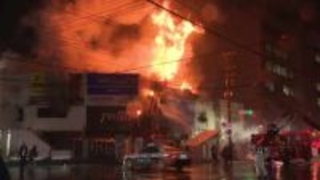 【なぜ鎮火まで約17時間要したのか】“五稜郭”近くの繁華街雑居ビル火災―火元は古い2階建て雑居ビルに入る事務所とみられる…隣のビルに延焼〈警察と消防が実況見分で出火原因調べる〉北海道函館市