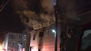 【未明の火災で住宅ほぼ全焼】建物から噴き出す"灰色の煙"住宅から救助された高齢男女が病院に搬送されるも…女性の死亡を確認＿警察は2人の身元確認と出火原因を捜査〈北海道帯広市〉
