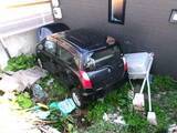 「【80代男性の車が暴走】"家族の車→自宅の灯油タンク→自宅の外壁"次々と衝突 「ブレーキと間違えてそのままアクセルを踏んで前進してしまった」〈北海道函館市〉」の画像1
