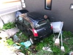 【80代男性の車が暴走】"家族の車→自宅の灯油タンク→自宅の外壁"次々と衝突 「ブレーキと間違えてそのままアクセルを踏んで前進してしまった」〈北海道函館市〉